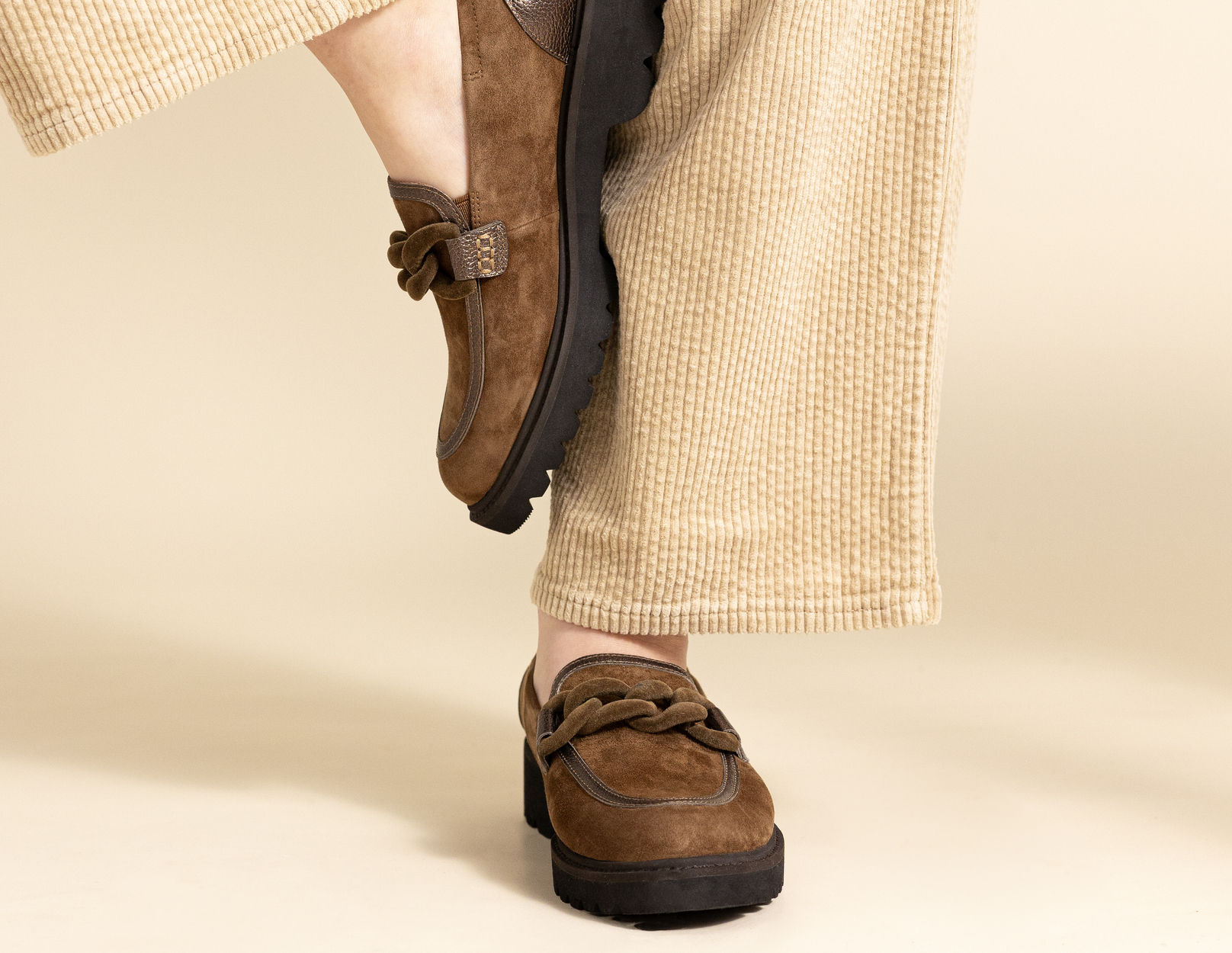 Mocassins Fugitive en suède marron à bijou portés avec un pantalon en velours.