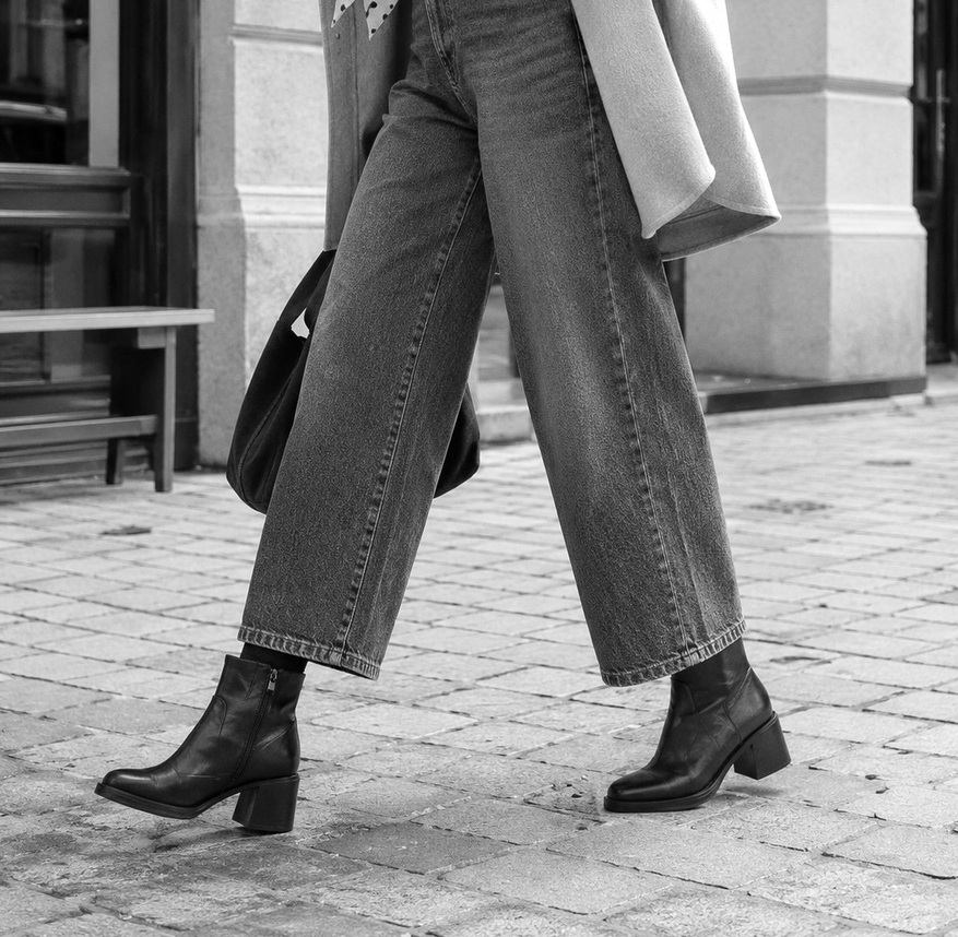 Pippers noir, bottine Fugitive talon 7 cm portée avec un jean large, en ville, photo noir et blanc